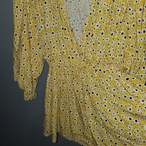 Free People Top puff sleeve drawstring waist 3/4 sleeve Yellow Floral XS 😍 - Picture 3 of 9